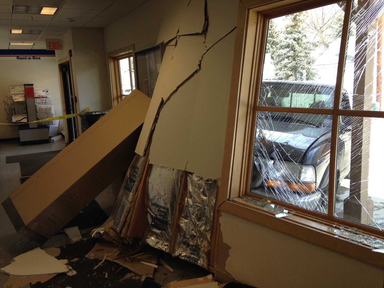 Truck careens into Minturn post office