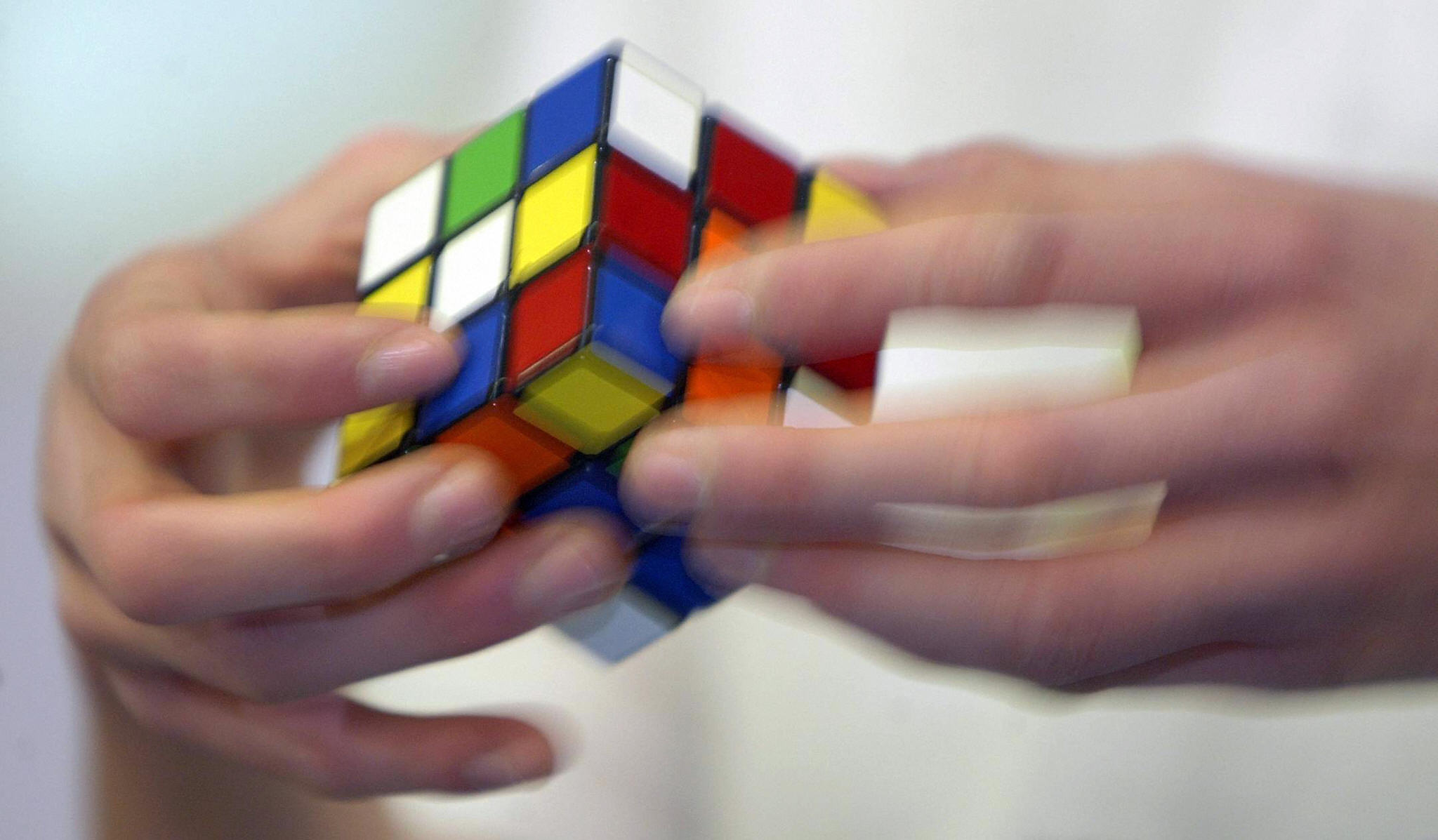 Кубик Рубика на столе