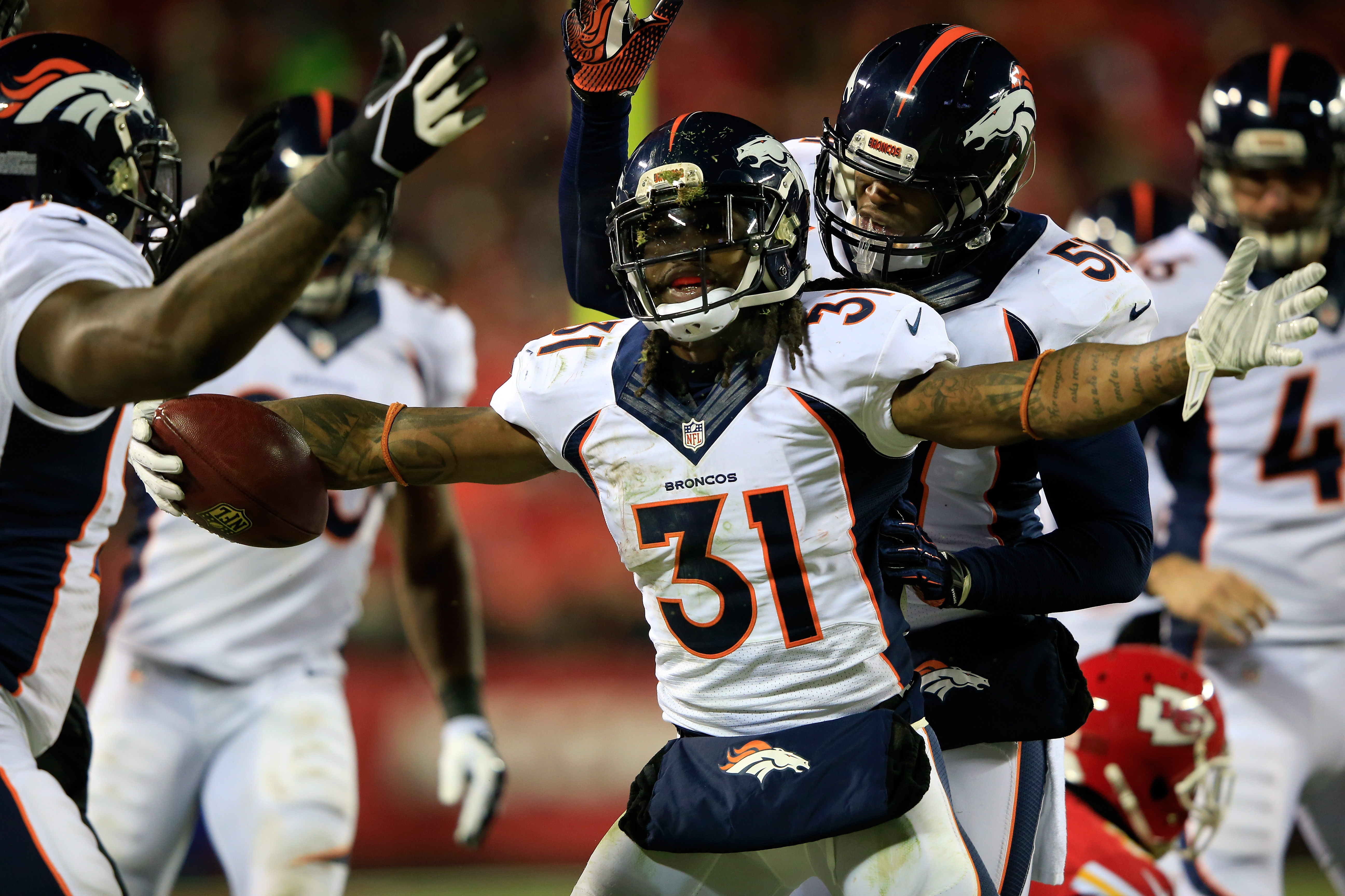 Quarterback Peyton Manning (18) hands off the ball on a running play to  Broncos running back Willis McGahee (23) – Denver Broncos History