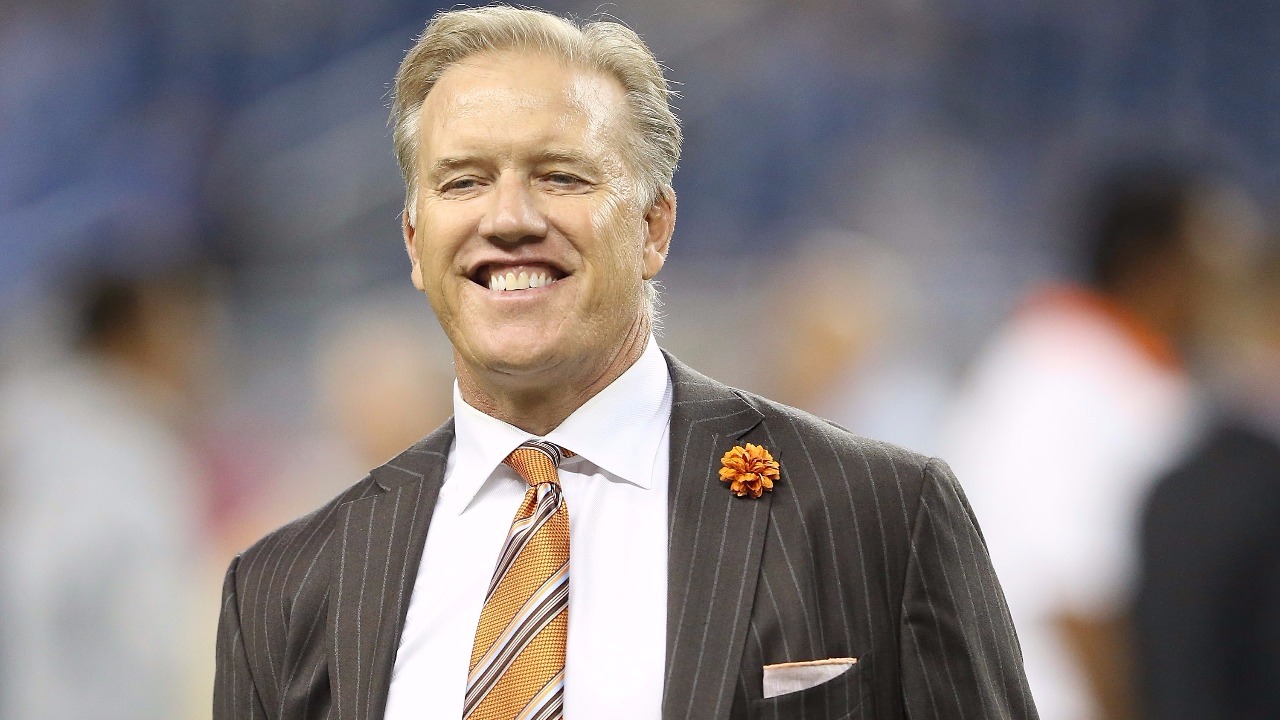 Quarterback John Elway of the Denver Broncos scans the defense as he  News Photo - Getty Images