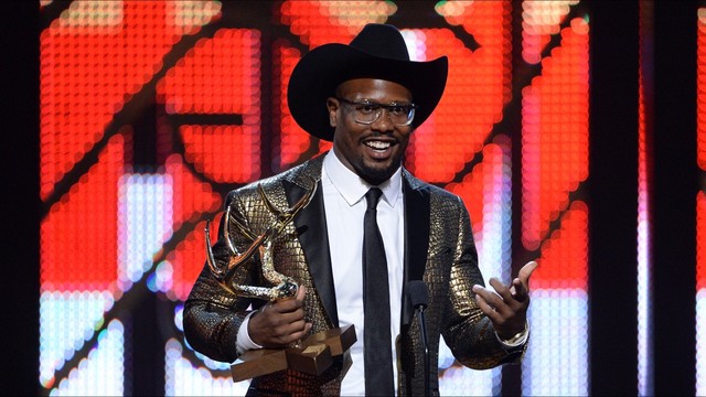 Von Miller does his best Justin Bieber