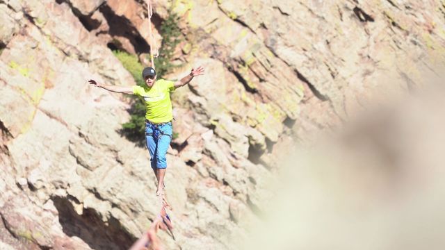 Man crosses Eldorado Canyon by slackline