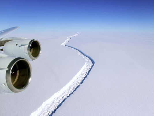 Update on huge Antarctic ice crack