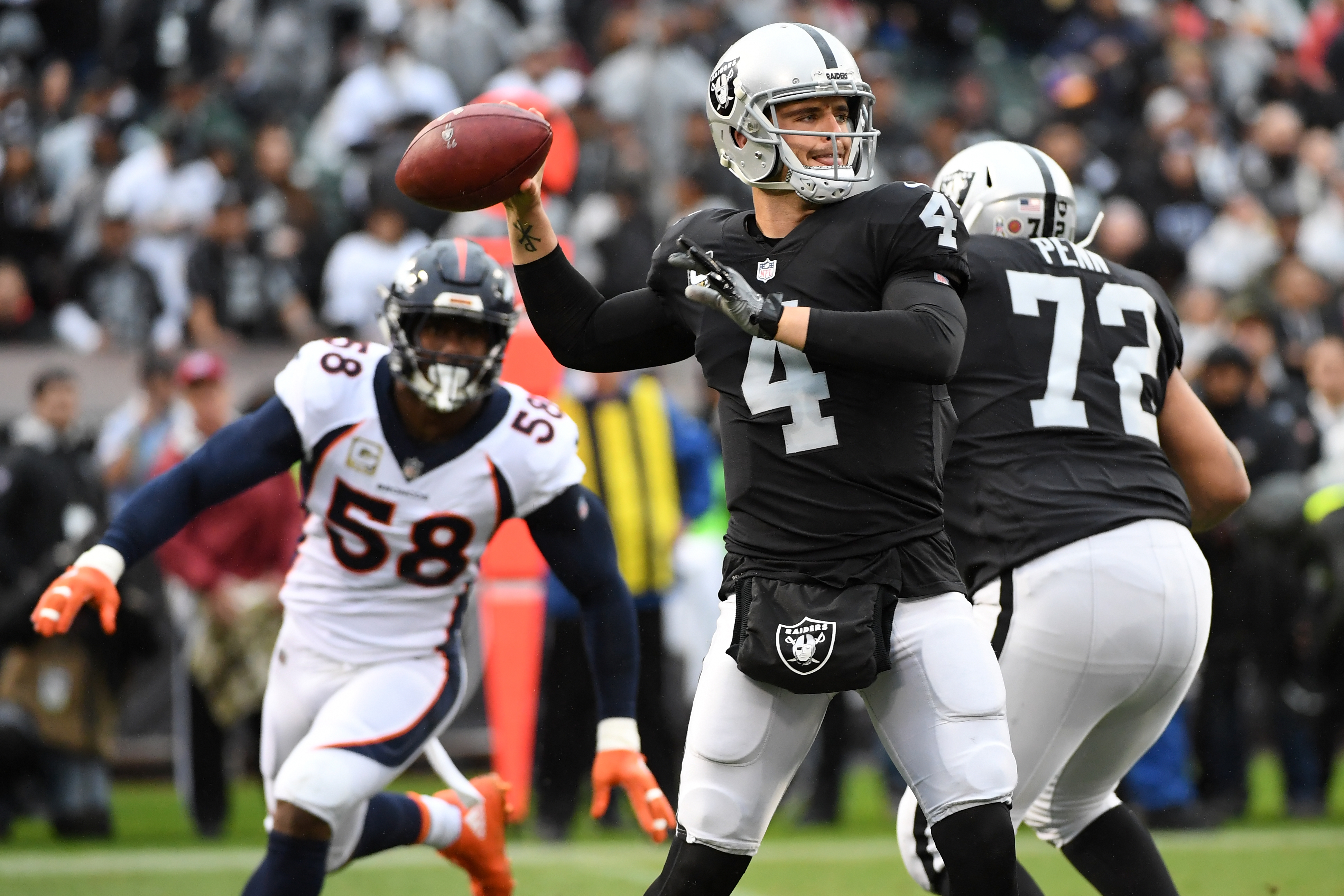 Raiders overcome loss of receivers, beat Broncos 21-14 in fight