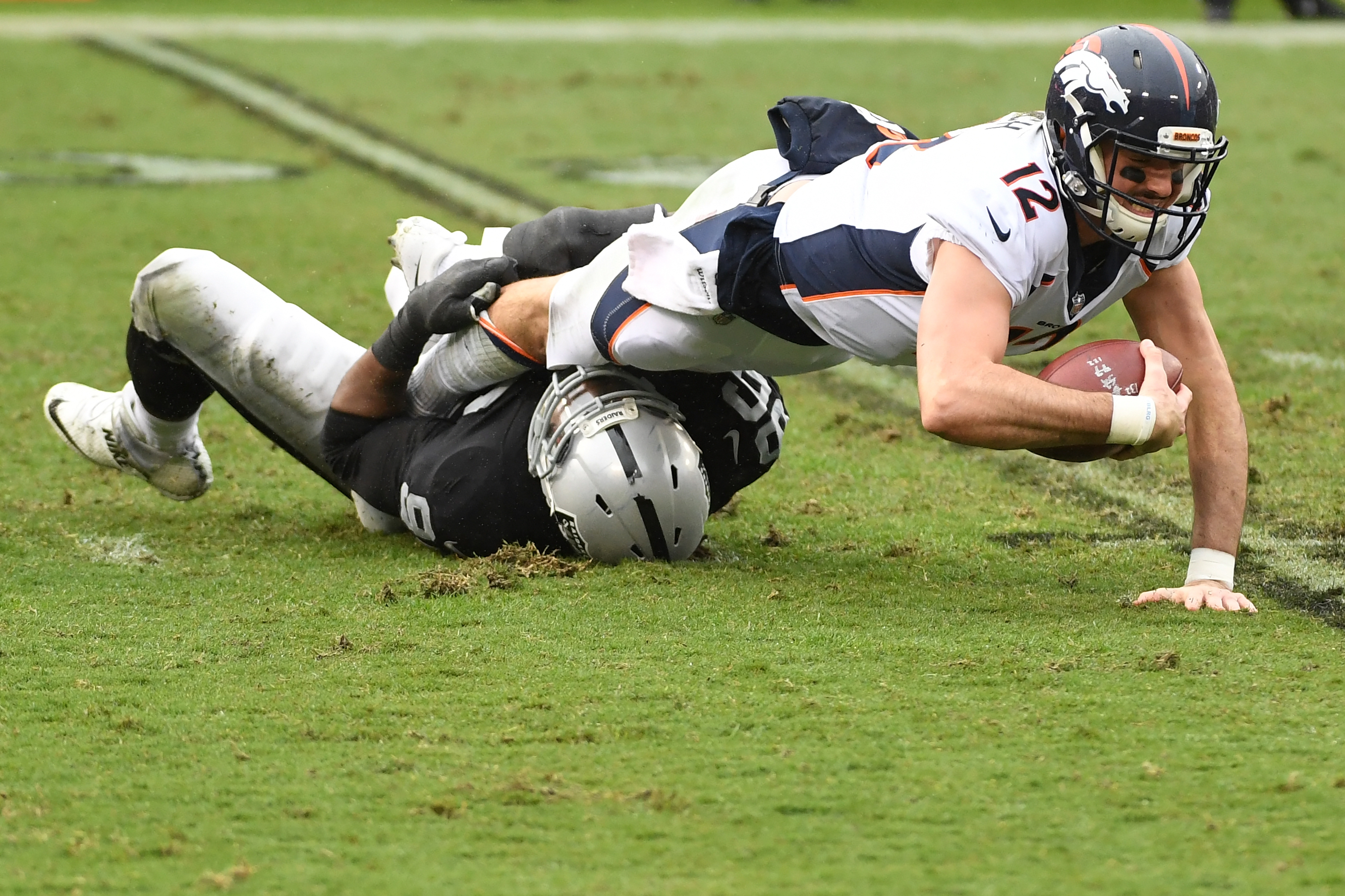 Raiders RB Marshawn Lynch ejected for pushing official