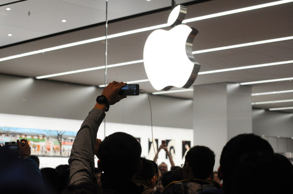 Apple first U.S. company worth $700B | 9news.com