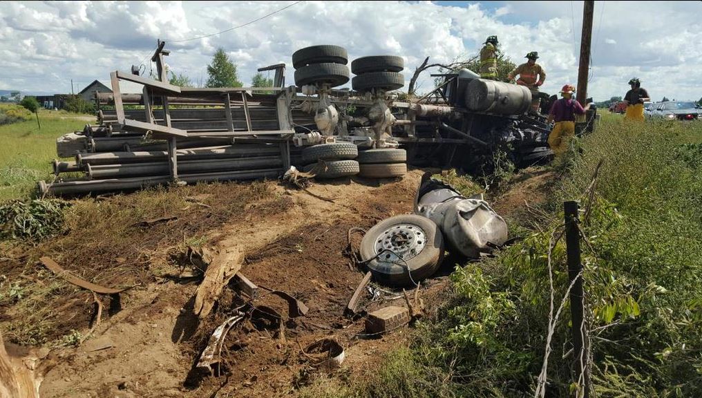 1 killed after semi rolls over near Alamosa | 9news.com